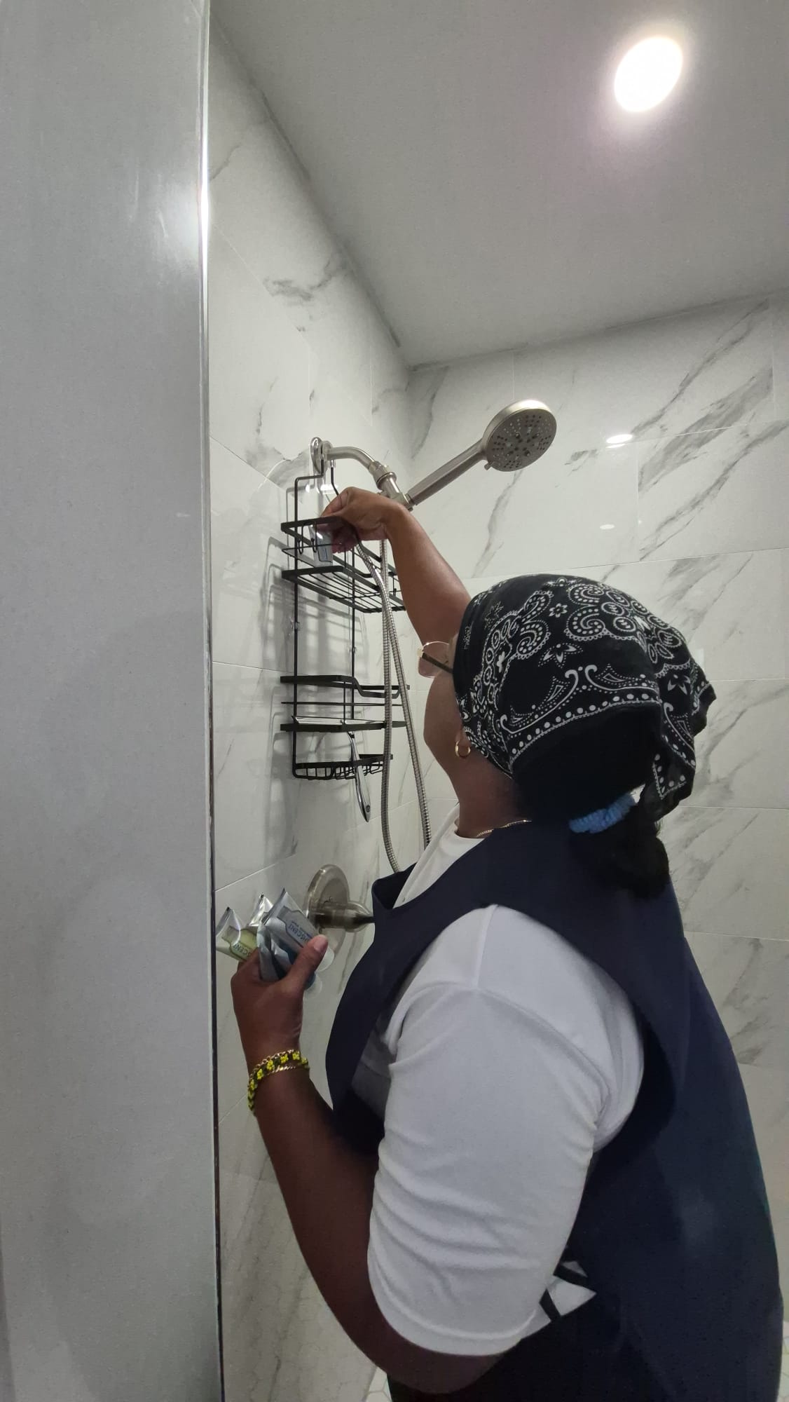 Bedrooms and bathrooms cleaning