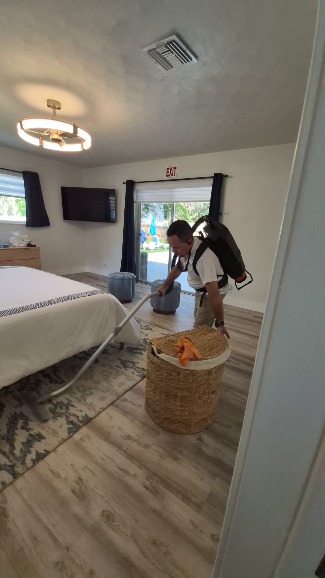 Windows and floors cleaning